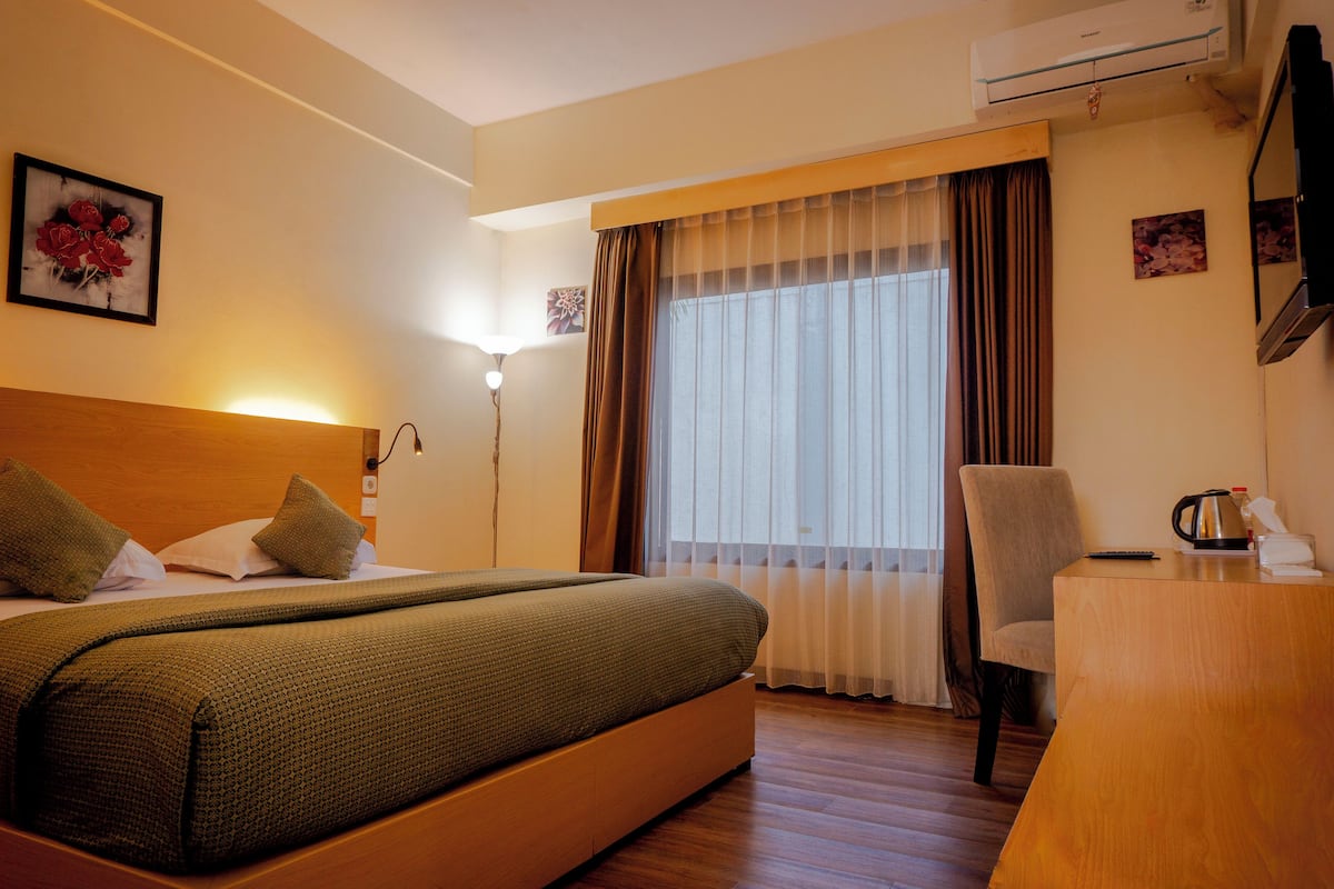 1 bedroom, desk, laptop workspace, blackout curtains