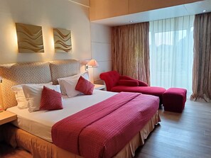 Escritorio, espacio para trabajar con laptop y cortinas blackout 