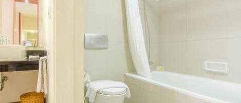 Un baño con inodoro, lavabo y bañera.