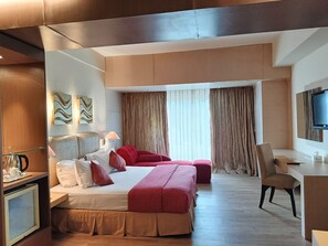 1 bedroom, desk, laptop workspace, blackout drapes
