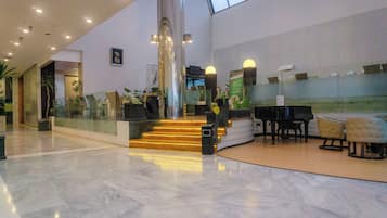 Se sirven desayunos, comidas, cenas y cocina internacional