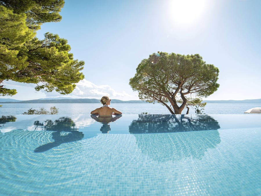 Kauden mukainen ulkouima-allas avoinna 9.00–20.00, aurinkovarjoja