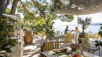 2 restaurants, spécialités Cuisine locale et internationale
