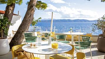 2 restaurants, breakfast, lunch served; local and international cuisine
