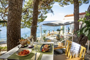 2 restaurants, breakfast, lunch served; local and international cuisine