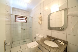 Shower, rainfall showerhead, hair dryer, towels - Hotel JB (Campos do Jordão)