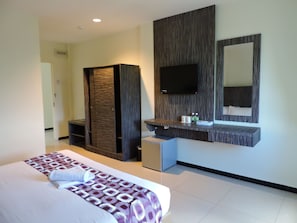 Escritorio, tabla de planchar con plancha, wifi gratis y ropa de cama