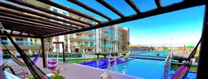 4 piscinas al aire libre, sombrillas, sillones reclinables de piscina