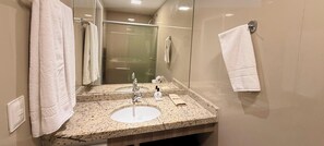 Apartamento | Baño | Ducha, artículos de higiene personal gratuitos y secador de pelo