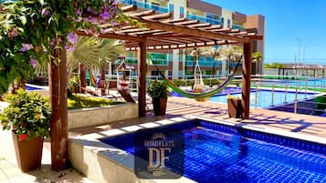 4 piscinas externas, guarda-sóis, espreguiçadeiras