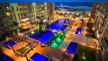 4 ulkouima-allasta, aurinkovarjoja, aurinkotuoleja