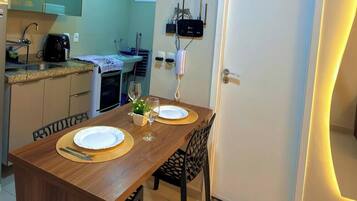 Estúdio conforto | Cozinha privada | Geladeira grande, micro-ondas, cafeteira/chaleira