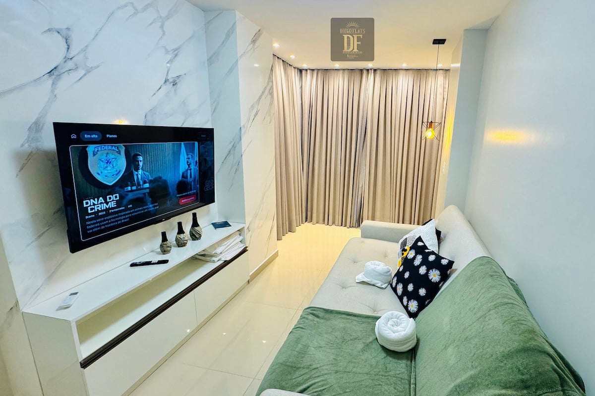 Premium Apartment | Ruang tamu | 32 inci televisyen skrin rata dengan digital, TV Pintar, Netflix