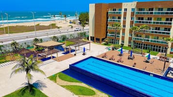 LĂ€genhet | Pool | 4 utomhuspooler, parasoller och solstolar