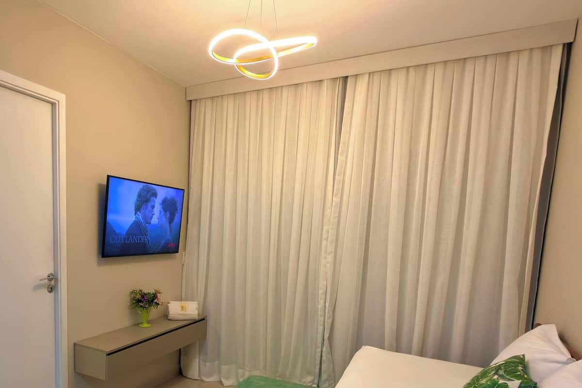 舒適開放式客房 | 客廳 | 32 吋平面電視連數碼電視頻道、智能電視、Netflix