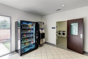 Vending machine - Studio 6 Sweetwater, TX (Sweetwater)
