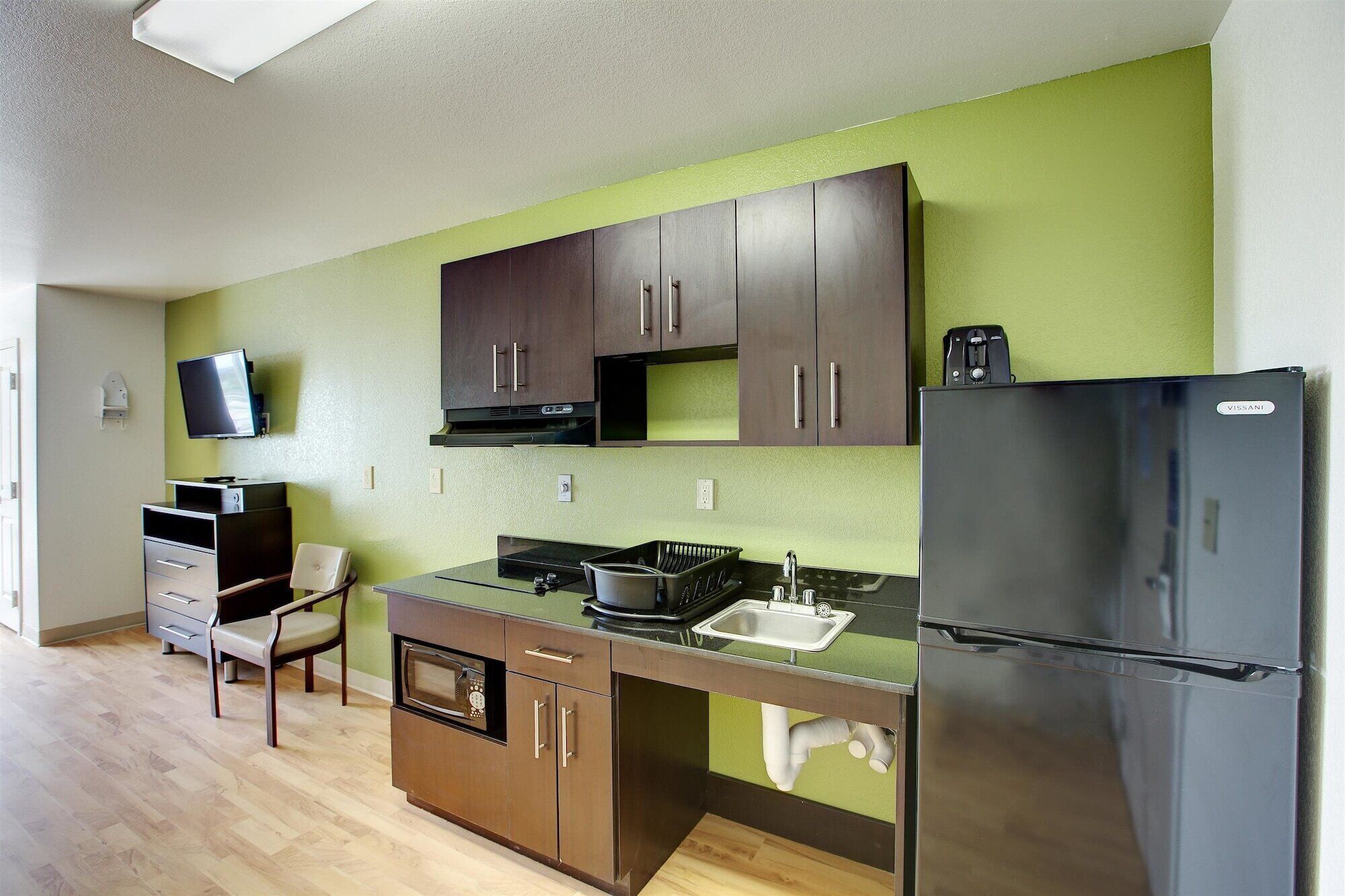 Full-size fridge, microwave, stovetop, coffee/tea maker