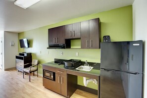 Full-sized fridge, microwave, stovetop, coffee/tea maker