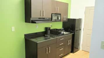 大型冷蔵庫、電子レンジ、コンロ、コーヒー / ティーメーカー