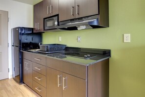 Full-size fridge, microwave, stovetop, coffee/tea maker - Studio 6 Sweetwater, TX (Sweetwater)