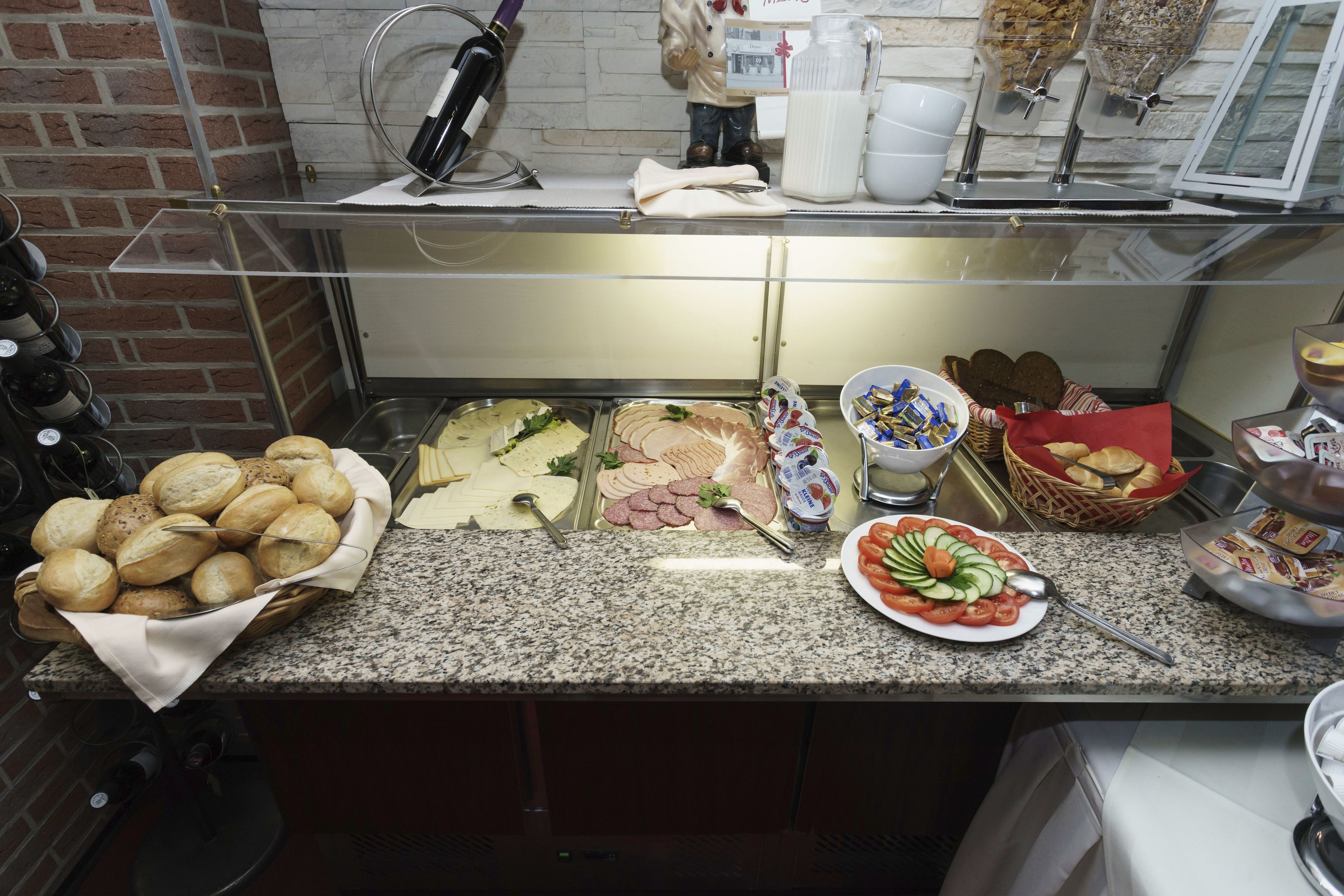 Sarapan ala kontinental setiap hari (EUR 11.5 per orang)