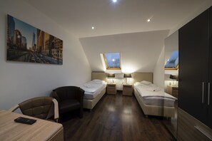 Comfort Quadruple Room, Multiple Beds - Pension Donau (Hannover)