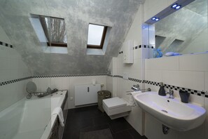 Chambre quadruple Confort, Plusieurs lits | Baignoire profonde