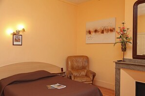 Desk, rollaway beds, WiFi, bed sheets - Hotel Le Terminus d'Albi (Albi)