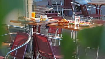 Desayuno continental (EUR 7.9 por persona)