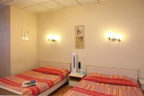 Desk, rollaway beds, WiFi, bed sheets - Hotel Le Terminus d'Albi (Albi)