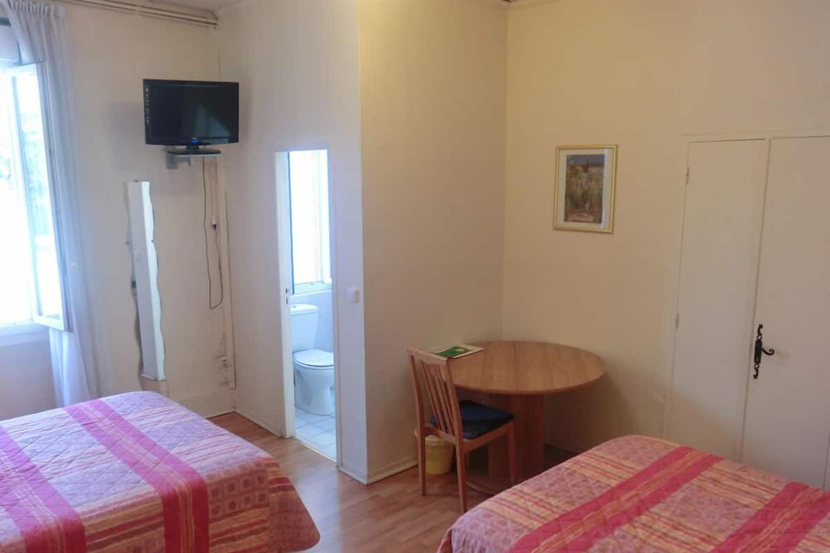 Vierpersoonskamer | Een bureau, extra bedden, wifi, beddengoed