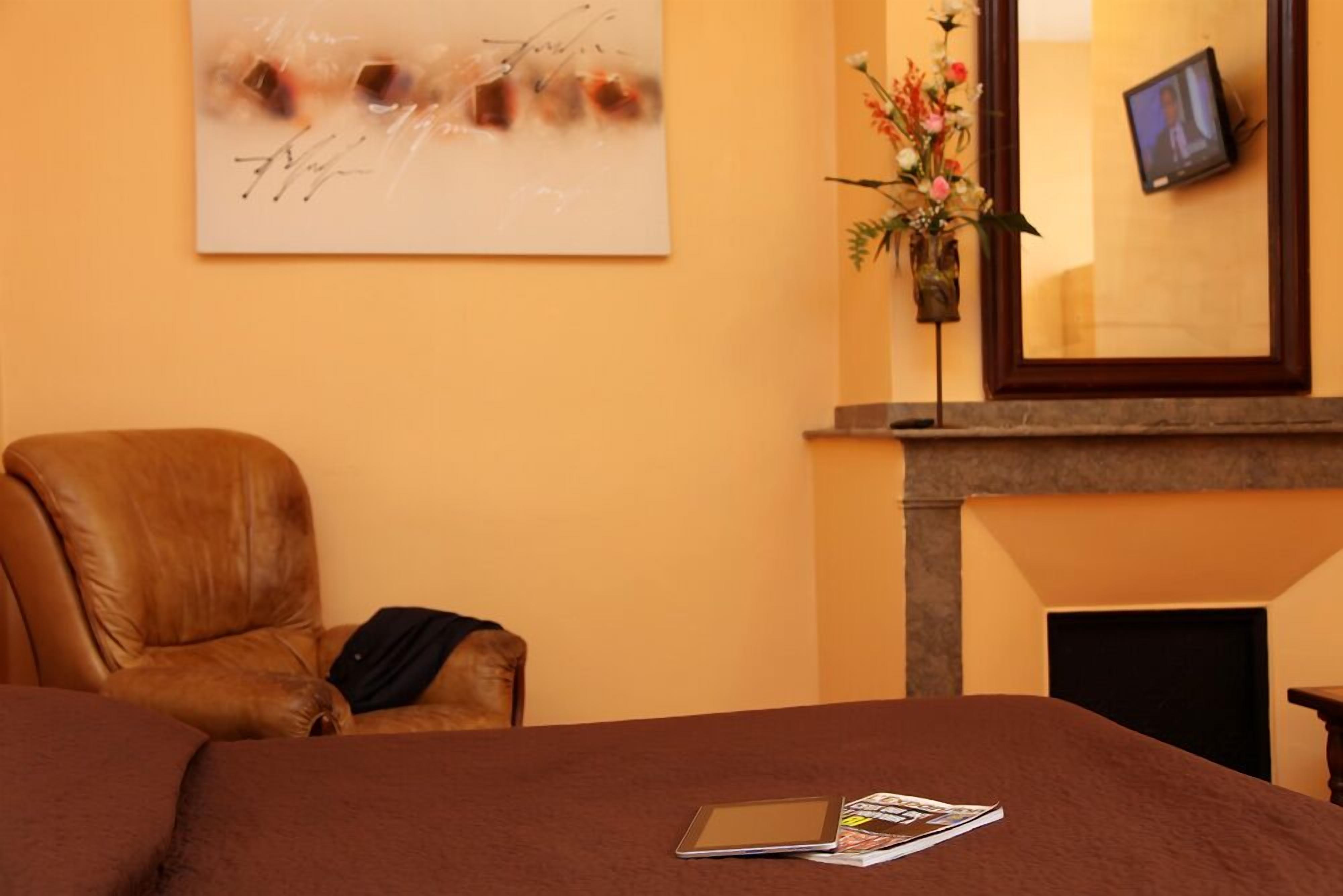 Bàn, giường gấp/giường phụ (phụ phí) 