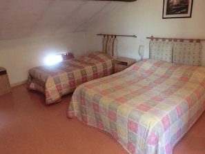 Triple Room | Desk, rollaway beds, WiFi, bed sheets - Hotel Le Terminus d'Albi (Albi)