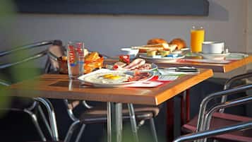 Daily continental breakfast (EUR 7.9 per person)