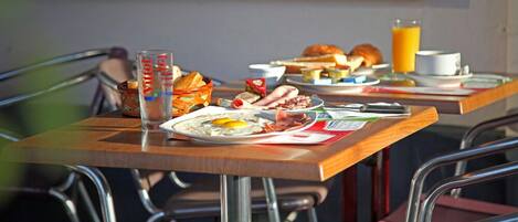 Daily continental breakfast (EUR 7.9 per person)