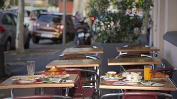 Desayuno continental (EUR 7.9 por persona)