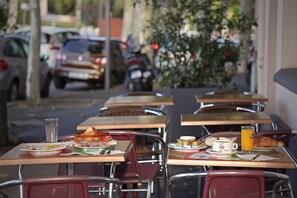 Daily continental breakfast for a fee - Hotel Le Terminus d'Albi (Albi)