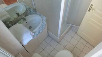 Habitación cuádruple | Baño | Amenidades de baño gratuitas, secadora de cabello, toallas