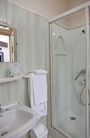 Kostenlose Toilettenartikel, Haartrockner, Handtücher