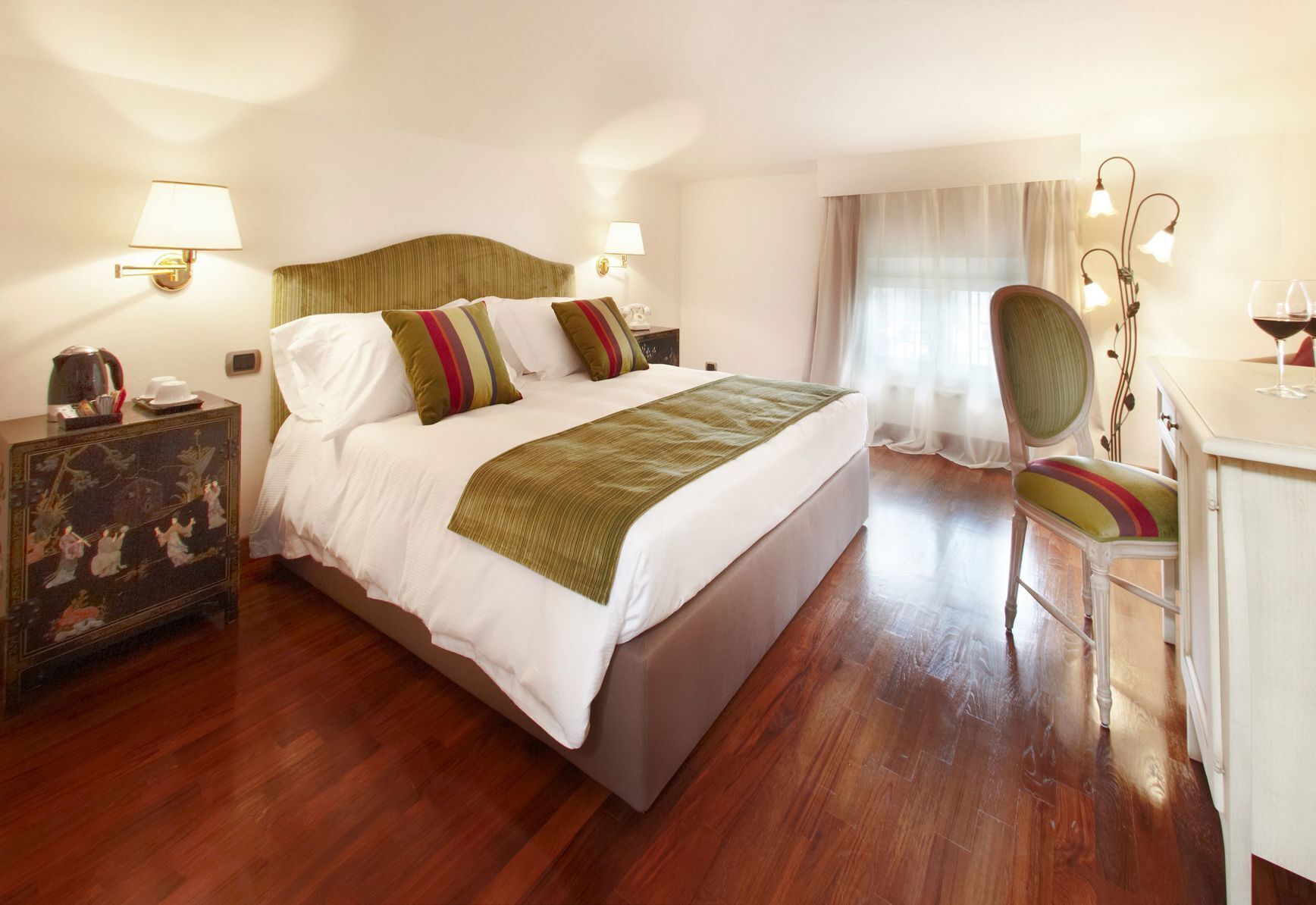 Minibar, caja fuerte, wifi gratis y ropa de cama