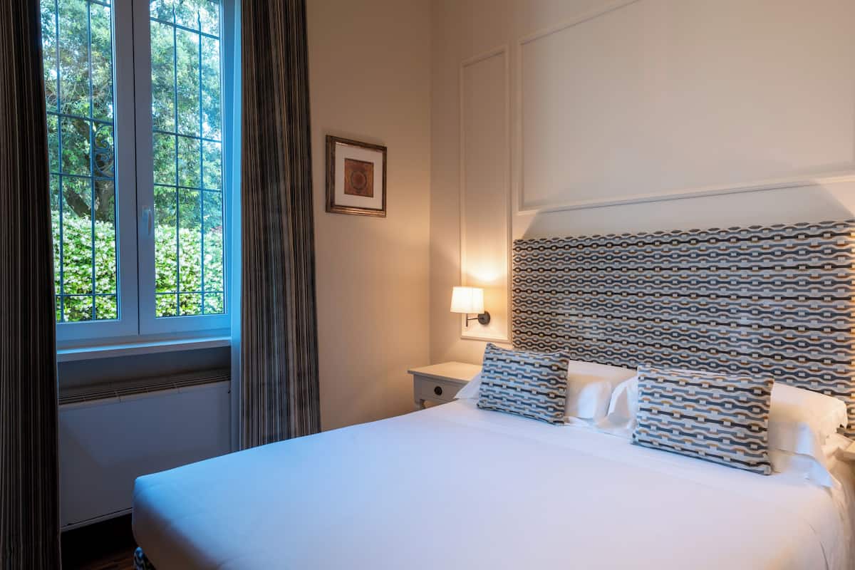 Classic Double Room | Minibar, in-room safe, WiFi (free), bed sheets