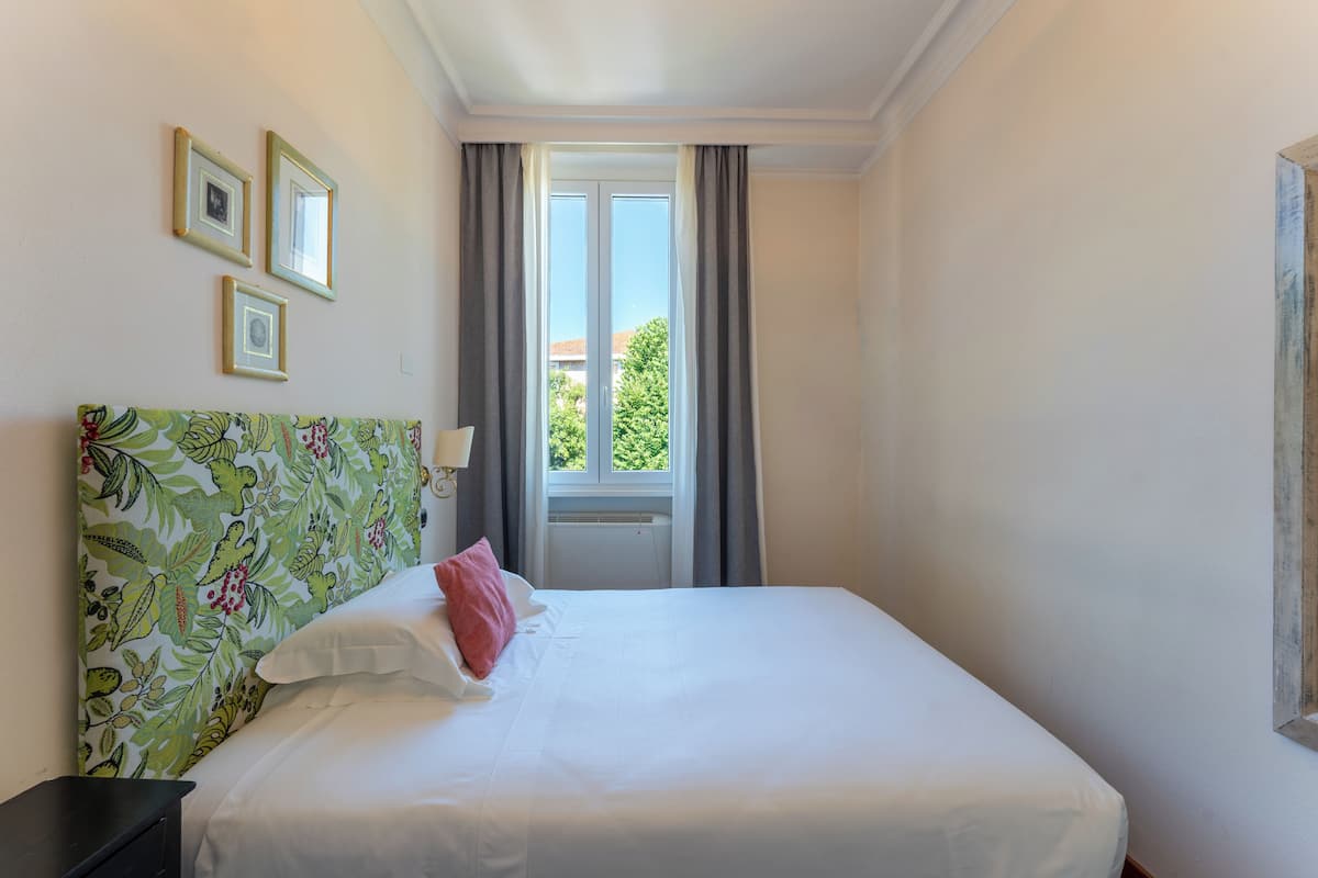 Minibar, in-room safe, WiFi (free), bed sheets