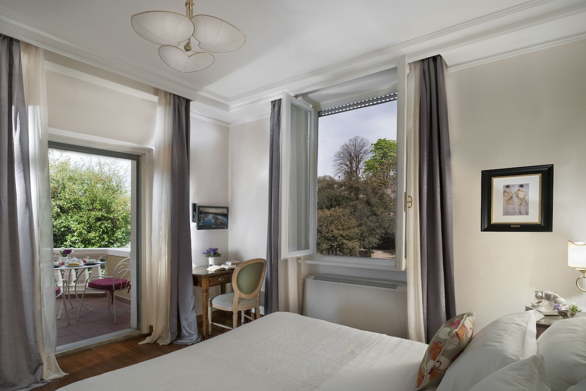 Minibar, in-room safe, WiFi (free), bed sheets
