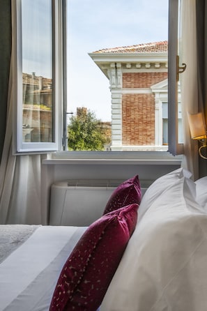 迷你吧、客房內保險箱、免費無線上網、床單