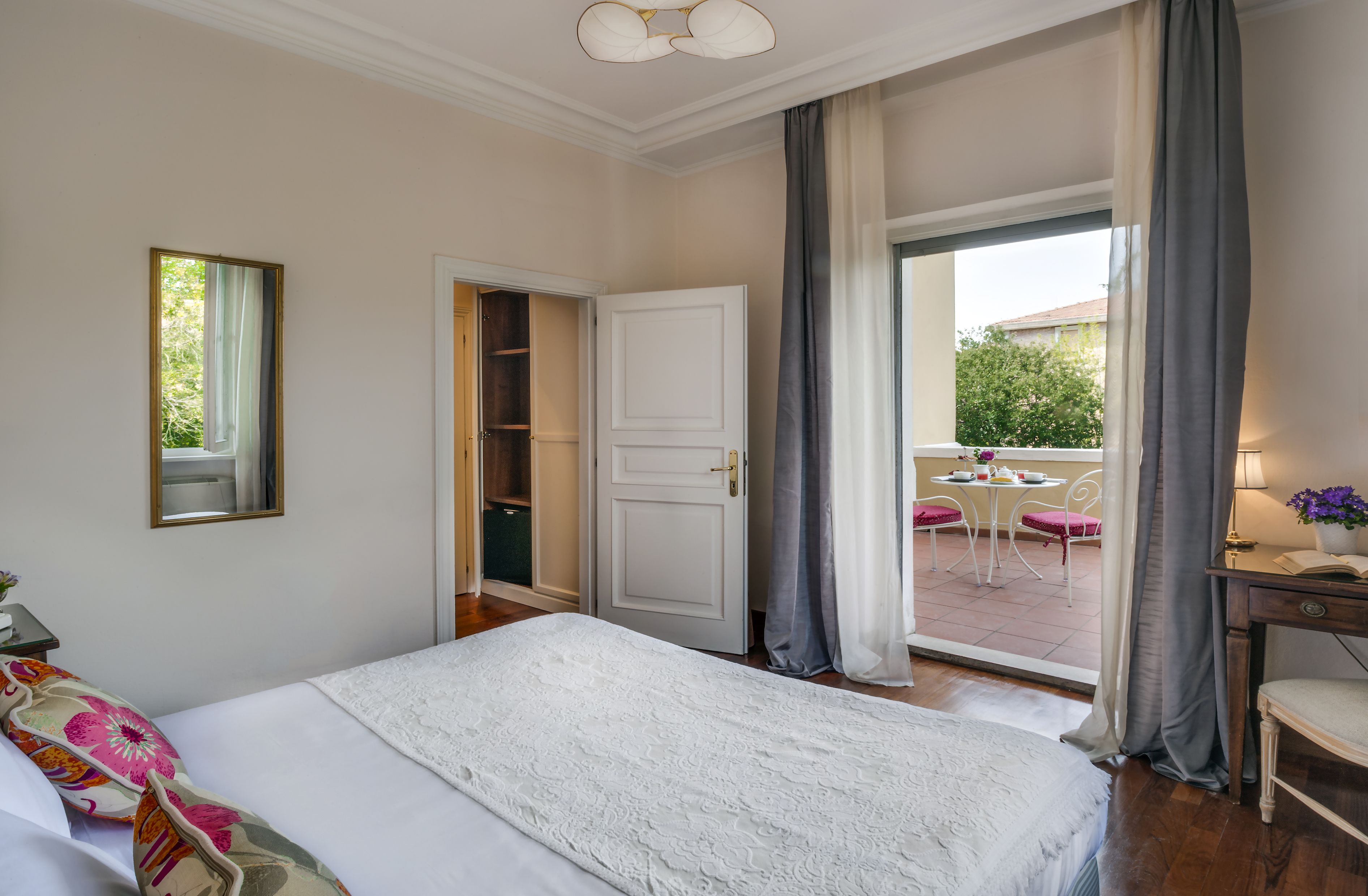 classic double room | minibar, in-room safe, free wifi, bed sheets