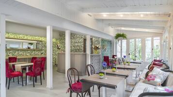 Dagelijks ontbijtbuffet (EUR 10 per persoon)