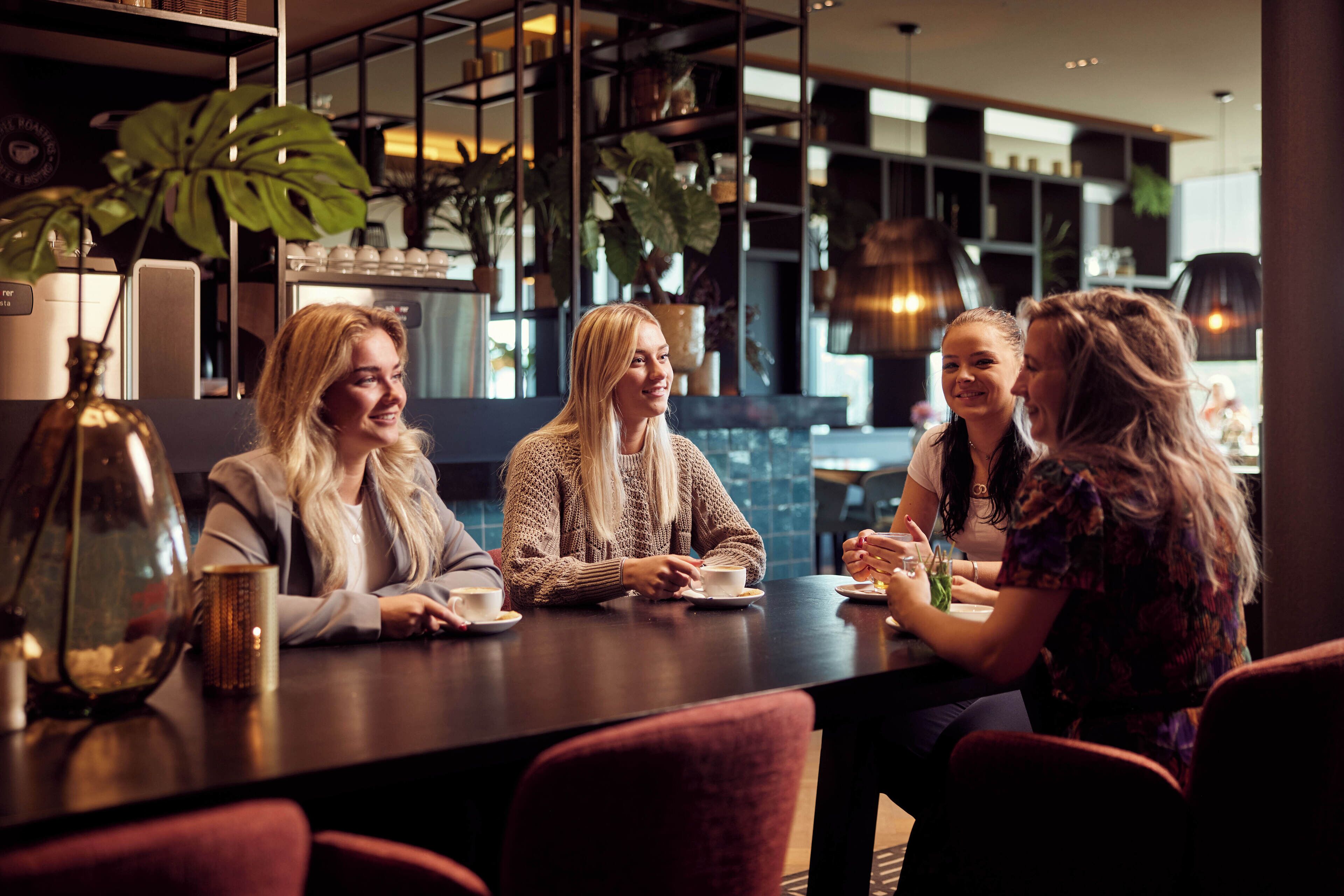 breakfast, lunch, dinner served; international cuisine