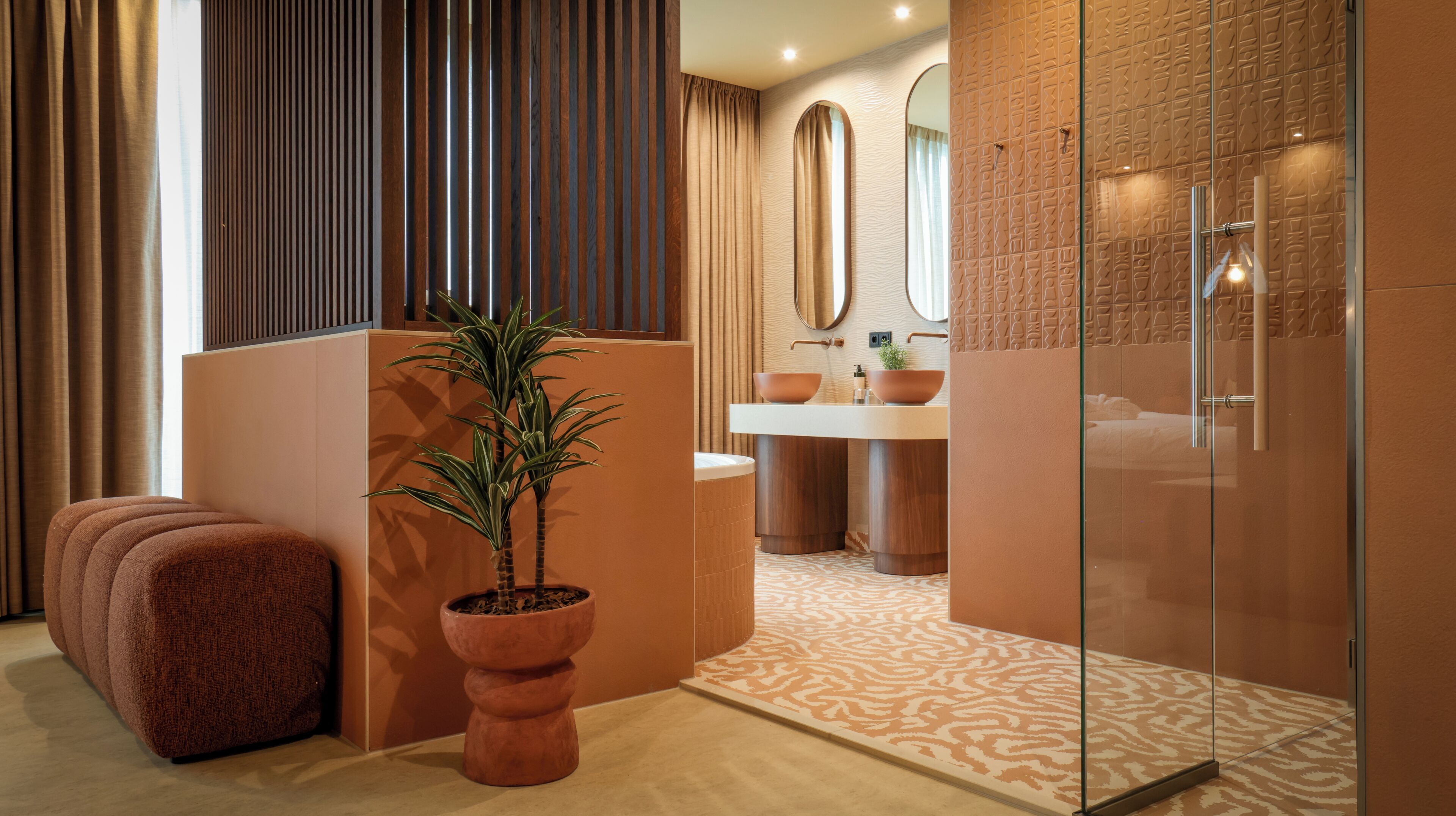 Een moderne badkamer met een grote spiegel, een wastafel en een douchecabine.