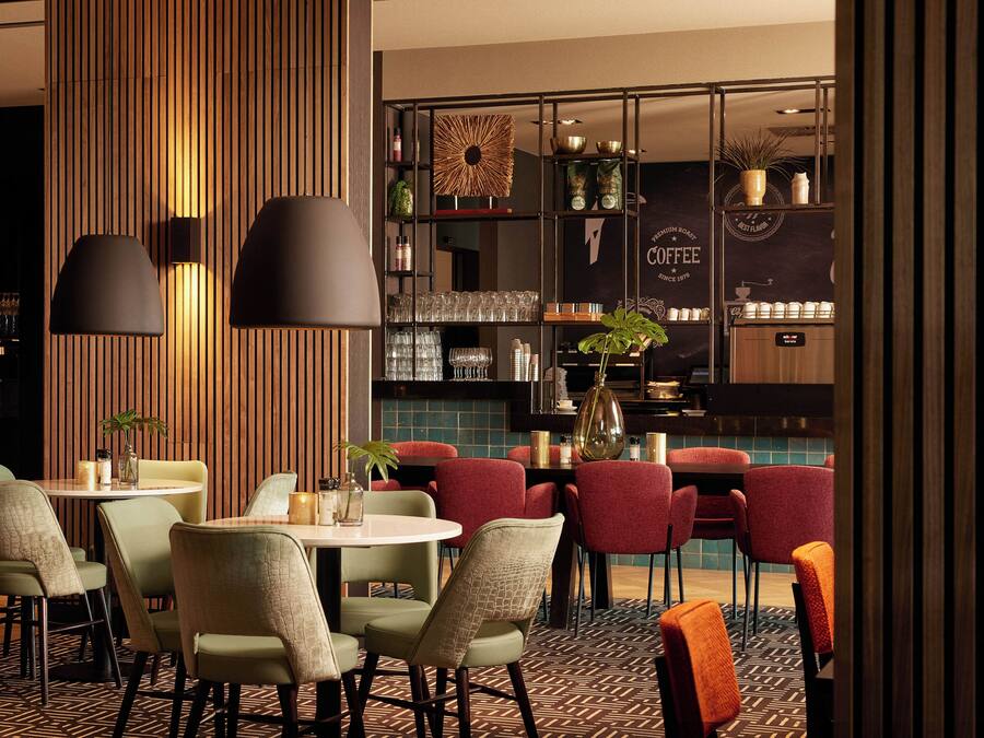 Breakfast, lunch, dinner served; international cuisine