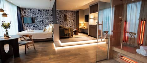 1 soveværelse, pengeskab på værelset, skrivebord, mørklægningsgardiner